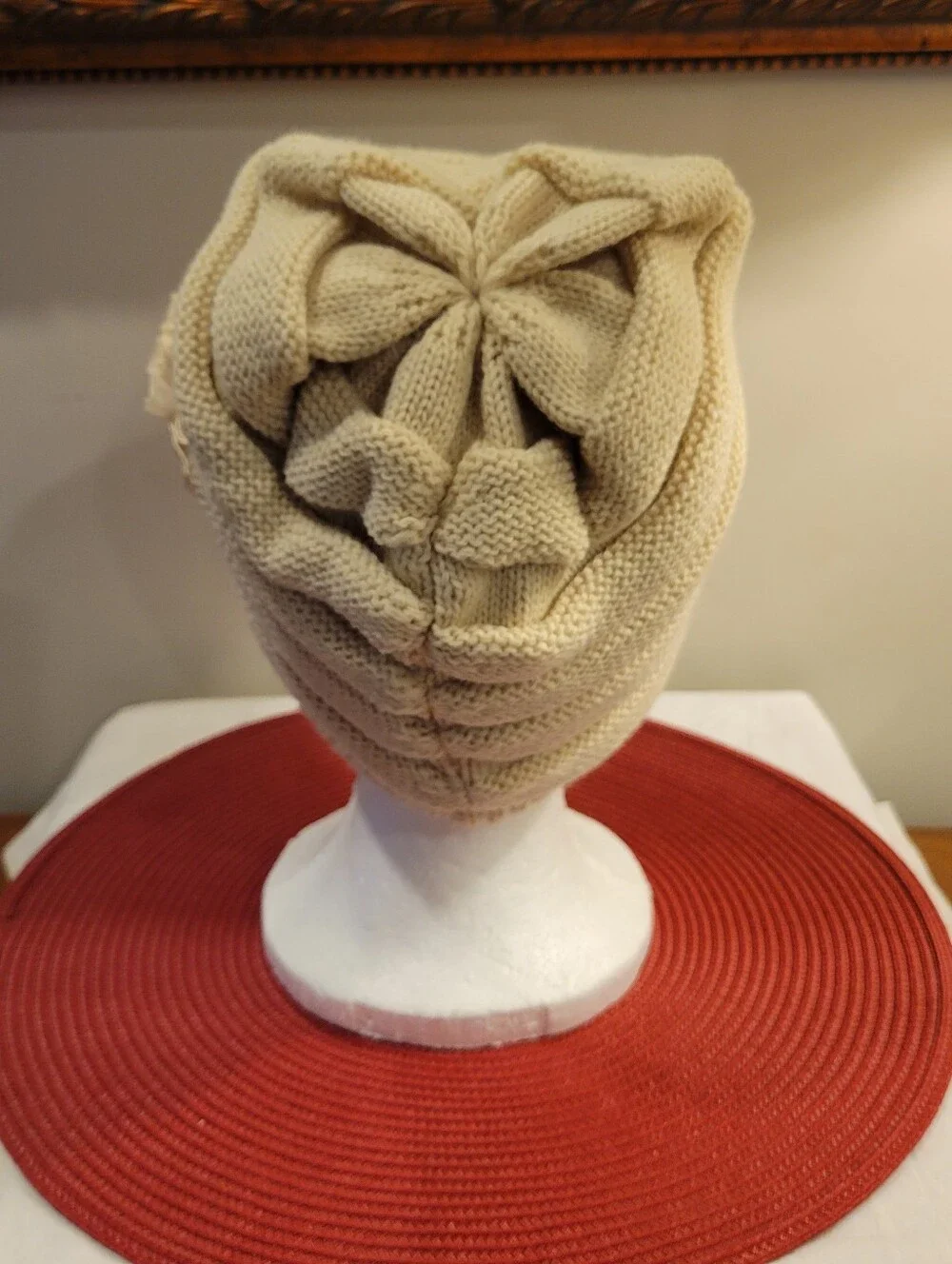 🎨EUC~Cream Knit Visor Beanie with Floral Accent